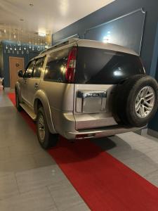 Bảo Ngọc Hotel في Cao Lãnh: سيارة رياضية فضية اللون متوقفة على سجادة حمراء