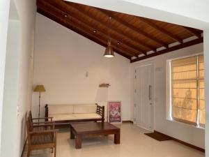 Χώρος καθιστικού στο BreezeBlessed Colombo