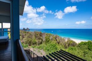 Elle comprend un balcon offrant une vue sur l'océan. dans l'établissement Pousada Mar em Mim, à Fernando de Noronha