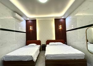 Cao Lãnh的住宿－Bảo Ngọc Hotel，一间设有两张床的客房,