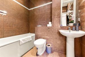 Vonios kambarys apgyvendinimo įstaigoje Vibrant 1 BD Retreat - Perfect for Couples