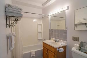 a bathroom with a sink and a tub and a mirror at 228 Confort et Beauté de l’Histoire en Ville  in Trois-Rivières