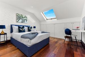 una camera con un letto blu e bianco e una finestra di Fresh and Cosy Two Bedroom Flat a Hanwell