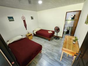 1 dormitorio con cama, mesa y espejo en Kiapok Canaima, en Canaima