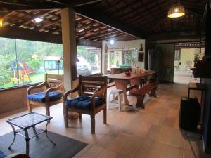 - une salle à manger avec une table et des chaises en bois dans l'établissement Sítio Cachoeirinha, à Marechal Floriano