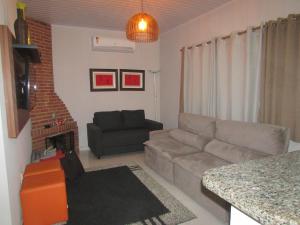 - un salon avec un canapé et une chaise dans l'établissement Sítio Cachoeirinha, à Marechal Floriano
