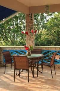 una mesa y sillas con un jarrón con flores en el patio en Aleli Cottages, en Culebra 37 fotos más
