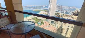ระเบียงหรือลานระเบียงของ Ocean view studio Dubai Marina JBR 2 min to the beach