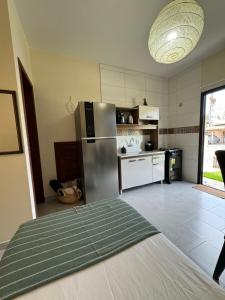 Η κουζίνα ή μικρή κουζίνα στο AP na Praia Garopaba loft 102 +6 φωτογραφίες