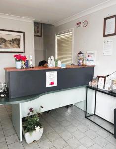 a counter in a store with a cash register at Downs Motel in Toowoomba