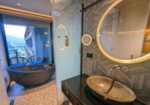 uma casa de banho com um grande lavatório e uma banheira em Hotel Indigo Alishan, an IHG Hotel em Fanlu