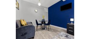 sala de estar con pared de acento azul en Terrific 1 BD Flat in London, en Londres