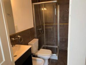 La salle de bains est pourvue d'une douche, de toilettes et d'un lavabo. dans l'établissement El Colonial departamento céntrico, à Miramar