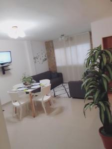 a living room with a table and a potted plant at Apartamento Playa Ciudad Flamingo Tucacas Chichiriviche in Tucacas