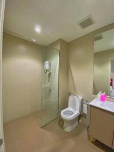La salle de bains est pourvue d'une douche, de toilettes et d'un lavabo. dans l'établissement I- City, à Kuala Selangor