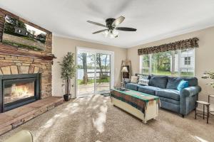 Hidn LakeFront -New Build-Private Beach-Fast WiFi的休息区