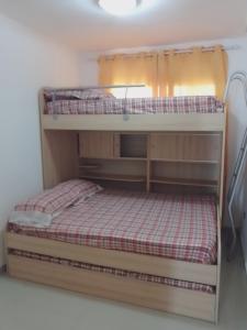 two bunk beds in a room with a bed at Apartamento Playa Ciudad Flamingo Tucacas Chichiriviche in Tucacas