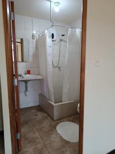 y baño con ducha y lavamanos. en Departamento Huanchaco, en Huanchaco