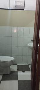 萬查科的住宿－Departamento Huanchaco，一间带卫生间和水槽的浴室