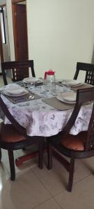 una mesa con platos y vasos encima en Departamento Huanchaco, en Huanchaco
