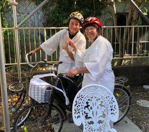 un hombre y una mujer de pie junto a una bicicleta en Hostel John Mang ゲストハウス ジョン, en Tosa