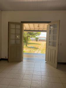 une pièce vide avec une porte ouverte sur une cour dans l'établissement Paraíso tropical, à Cabo Frio
