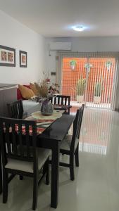 y sala de estar con mesa de comedor y sillas. en Mendoza Aparts - Con cochera incluida en Villa María