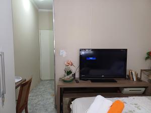 Paradise Suite Master 30mts2 quadrados في ساو باولو: وجود تلفاز على طاولة في الغرفة