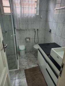 Paradise Suite Master 30mts2 quadrados في ساو باولو: حمام مع دش ومرحاض ومغسلة