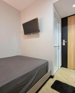 Cama o camas de una habitación en Check Inn Permata Hijau