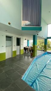 - une piscine intérieure dans une maison avec piscine dans l'établissement El palacio de cristal, à Sangolquí