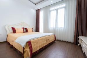 The Peninsula Haiphong في هاي فونج: غرفة نوم بسرير مع نافذة كبيرة