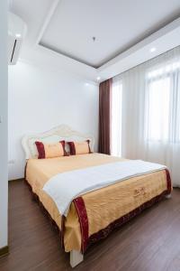 The Peninsula Haiphong في هاي فونج: غرفة نوم بسرير كبير وبجدران بيضاء