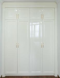 2 armarios blancos en una habitación con suelo de madera en The Peninsula Haiphong, en Hai Phong
