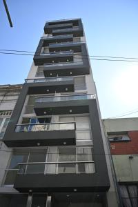 wysoki czarny budynek z wieloma oknami w obiekcie Moderno y Confortable en pleno centro de BsAs! Divino para 3 pax w BuenosAires