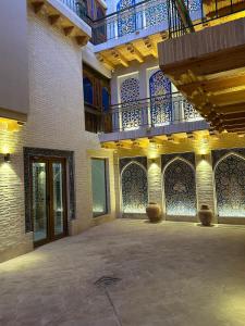 Un patio vacío de un edificio con balcón. en Amina Hotel boutique, en Bukhara