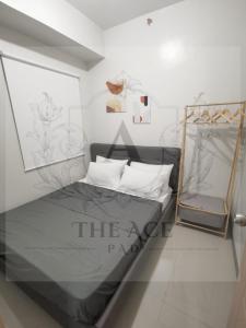una camera con un letto di THE ACE PAD at SMDC Charm Residences a Manila