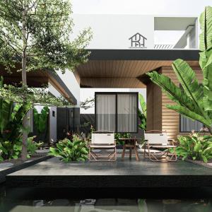 una casa con due sedie e una piscina di Kim Đồng homestay a Buôn Enao
