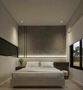 Un dormitorio con una cama grande y una ventana en Kim Đồng homestay en Buôn Enao