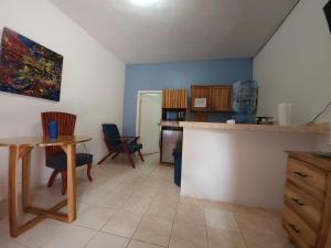 a room with a kitchen with a table and chairs at Apart Eco Estudio Joocah in Trujillo