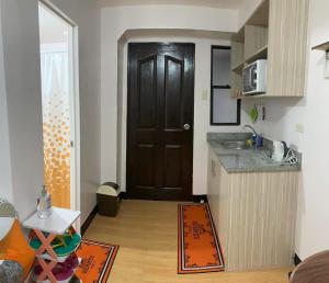 A cozinha ou cozinha compacta de Imus Cavite Stayction - 1 Bedroom Condo Unit - Urban Deca Homes - Olive Bldg
