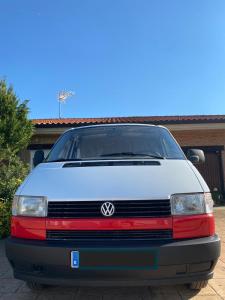 una furgoneta blanca estacionada en un estacionamiento en Camper Van, en Villacarlos