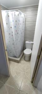 arriendo para turistas en la serena في لا سيرينا: حمام مع مرحاض وستارة دش +48 صورة