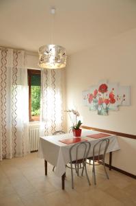 ペスキエーラ・デル・ガルダにあるMaura appartamentiのダイニングルーム(白いテーブル、椅子付)