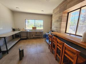 eine Küche mit einer Theke und Stühlen in einem Zimmer in der Unterkunft Casa de Campo en Malloco in Peñaflor