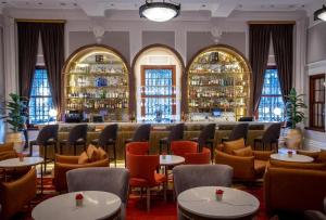 Taj Luxury Suite في كيب تاون: مطعم بطاولات وكراسي وبار