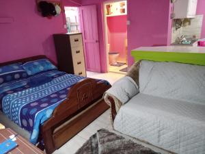 Tempat tidur dalam kamar di Caribb Home and Taxi Service