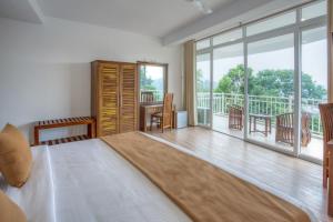 Postel nebo postele na pokoji v ubytování 360 Lake View Hotel