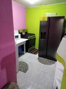 Dapur atau dapur kecil di Caribb Home and Taxi Service