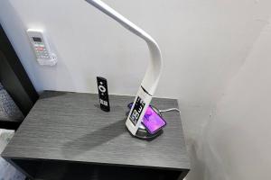 サンファンにあるRH los ángeles (#3) APT 1er pisoの携帯電話はテーブルの充電器に接続されています